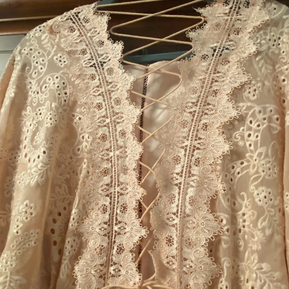 Few Moda blush pink long sleeve lace dress with peekaboo back size Large. - Picture 3 of 6